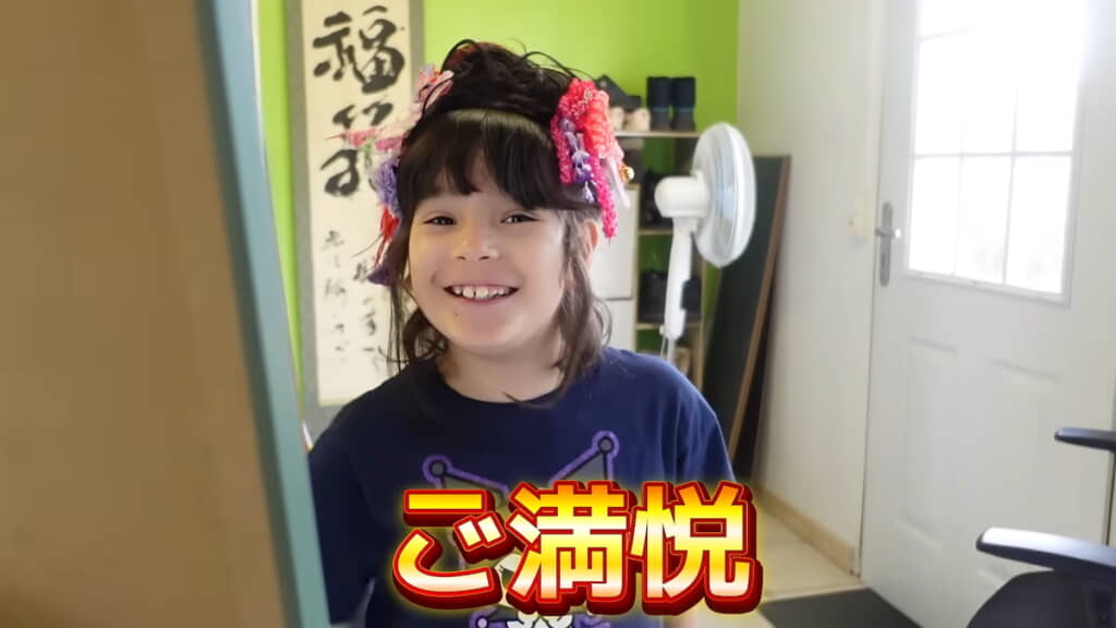 鏡を見て最高の笑顔を見せる