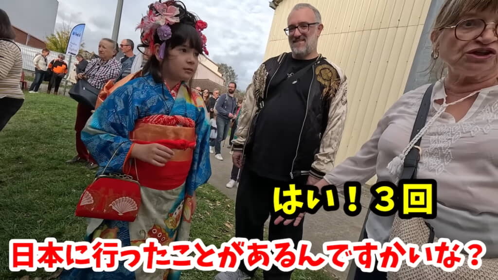 日本に3回行ったマダムから声をかけられる。真ん中はパパ