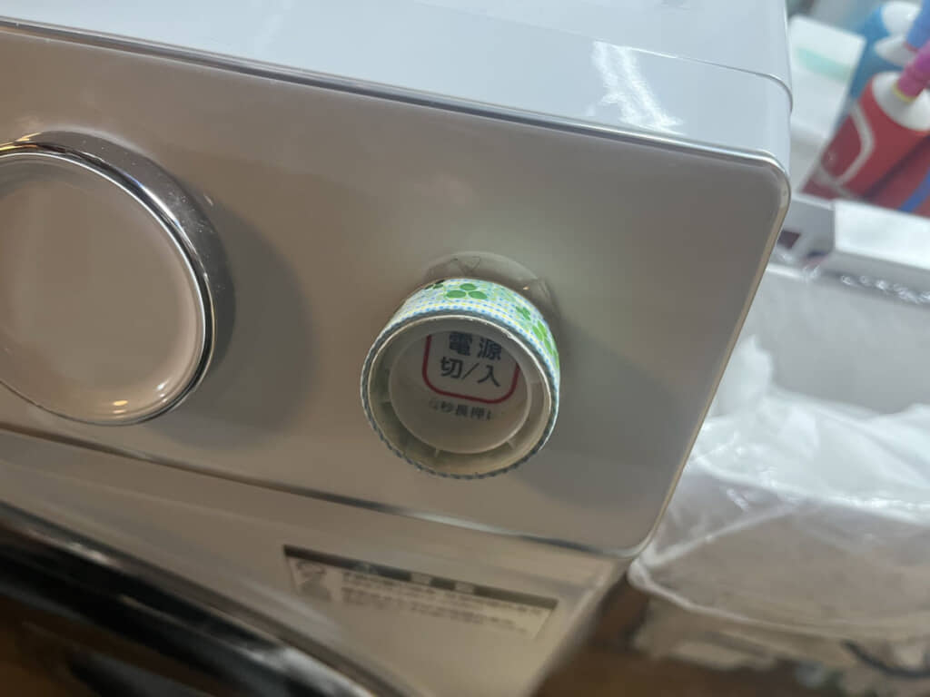 感度の良すぎるスイッチに触れにくいよう、マステの芯で囲って対策。これはこれで良いアイデアですが……