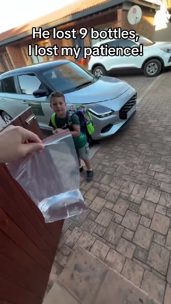 息子に渡すママ