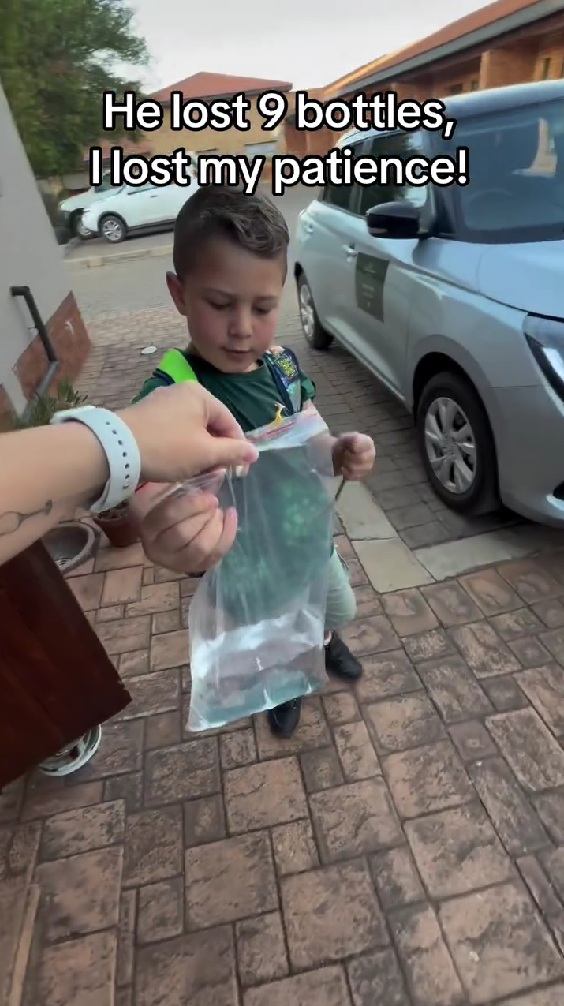 袋に入ったお水を渡します