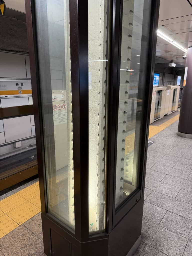 ガラスケースの中・リベットが特徴的な鉄柱のアップ