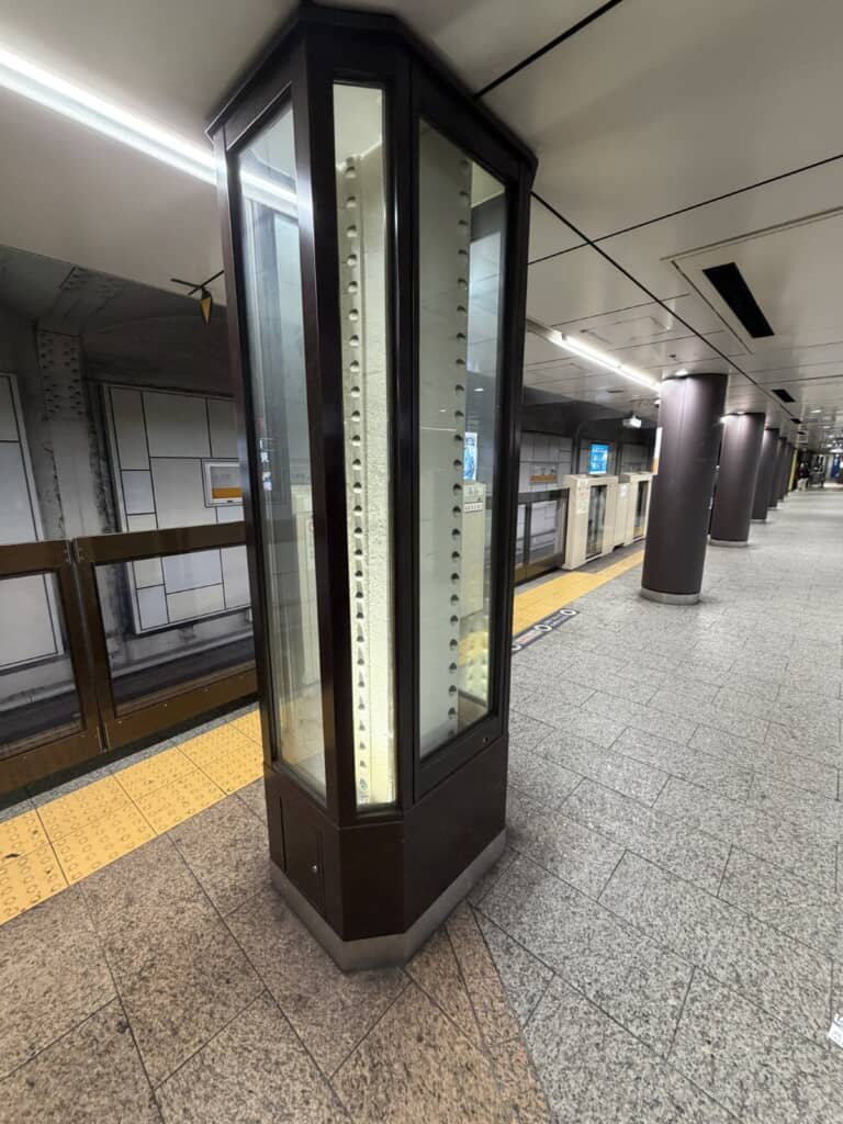 東京メトロ銀座線 神田駅コンコースに設置されたガラスケース入りの鉄柱