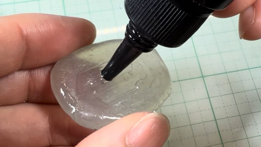 粘土製の型にUVレジンを流し込む様子