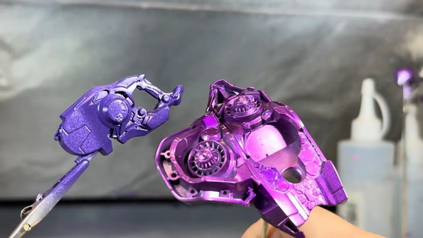 塗装後の濃い紫パーツと、薄い紫パーツ