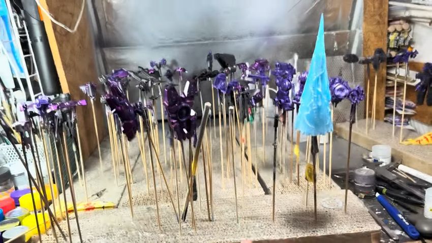 クリップで固定されたパーツが大量に並んでいる光景