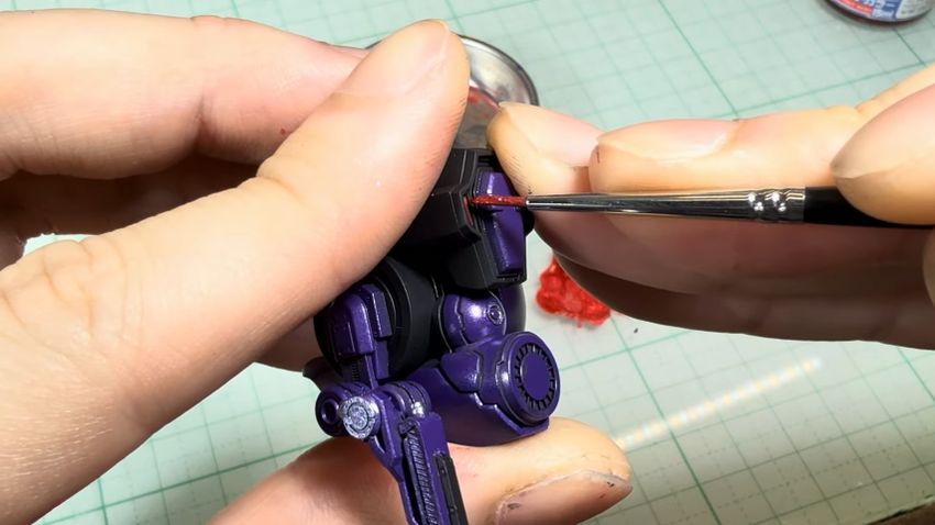 機体のセンサーに赤い塗料を塗る様子