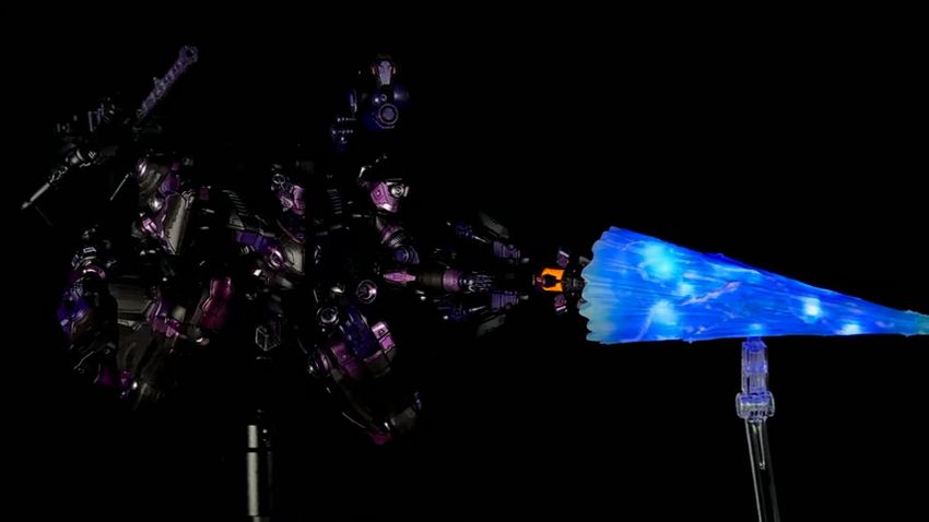 電飾により発光しているビームランスを突き出している「オープンフェイス」のプラモデル