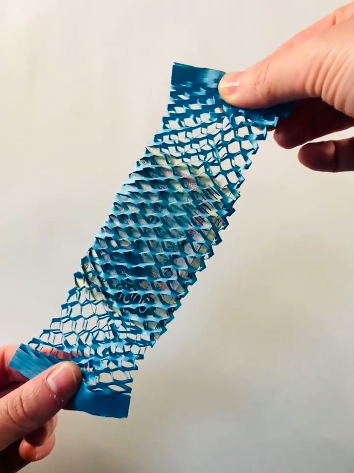 引っ張るほどに、びろ～ん