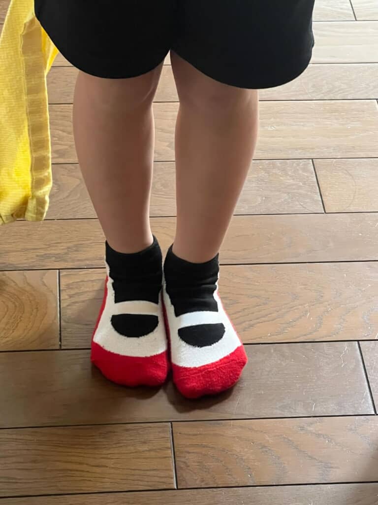 上履き柄の靴下を履いた娘さんの足元の写真