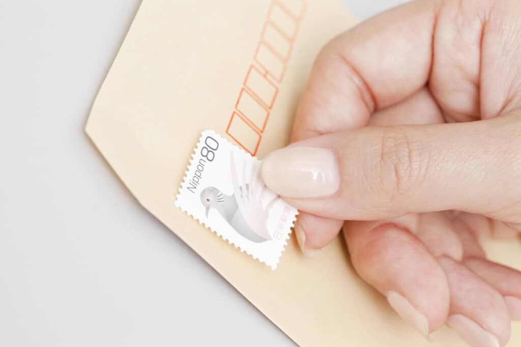 80円切手を封筒に貼る写真