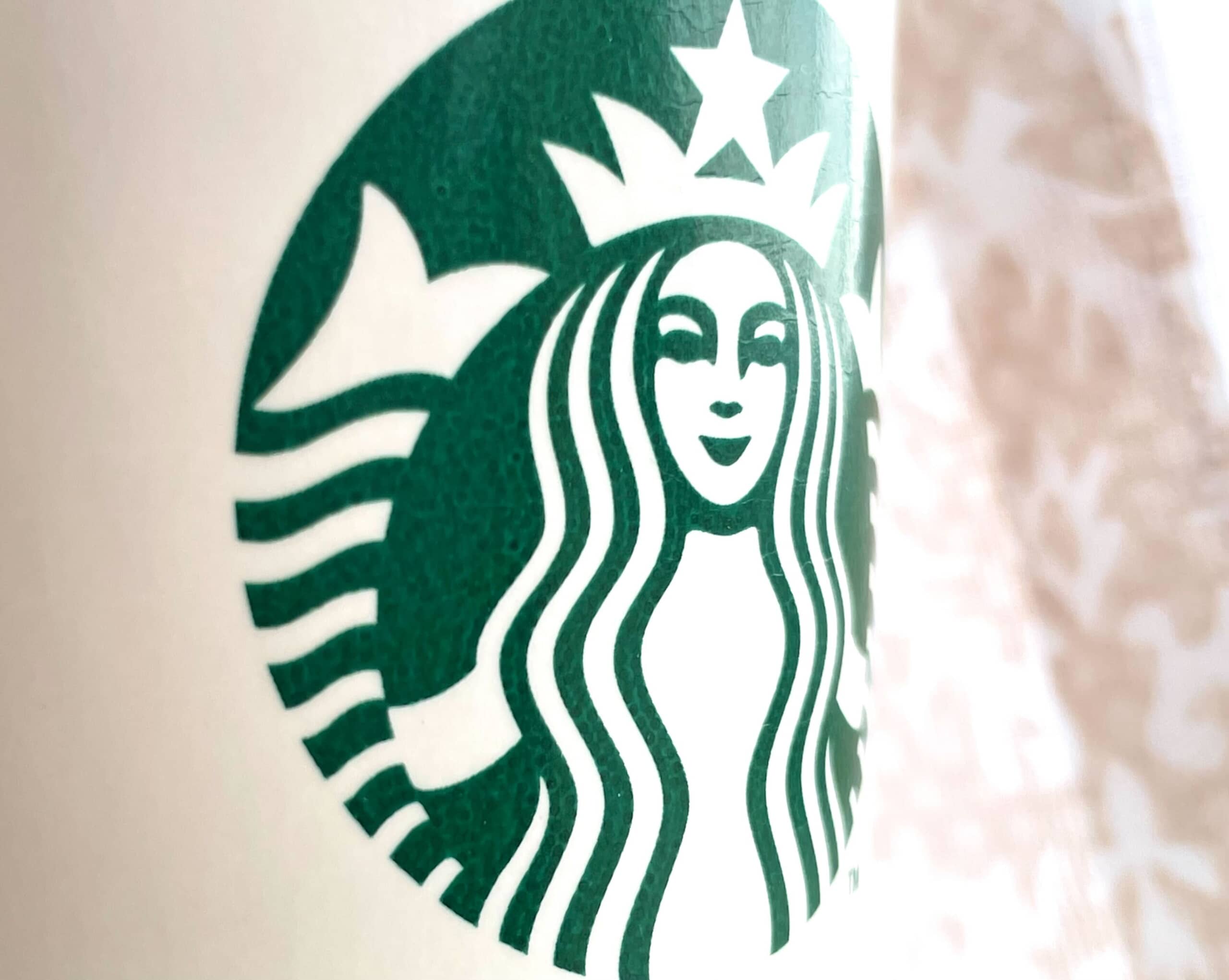 「2色買いました」 スタバの“トートバッグ”が大好評 「仕事にもプライベートにも使える」「シンプルでおしゃれ」「ポケットが多くて便利」(1/2) | バッグ ねとらぼリサーチ
