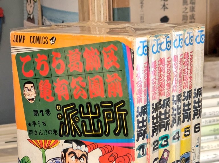 『こちら葛飾区亀有公園前派出所』の古いジャンプコミックス1〜6巻の上部が写っている