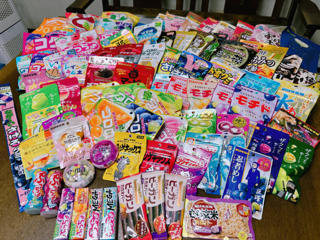 中身を出してみた結果。UHA味覚糖のお菓子がこんなにもたくさん！