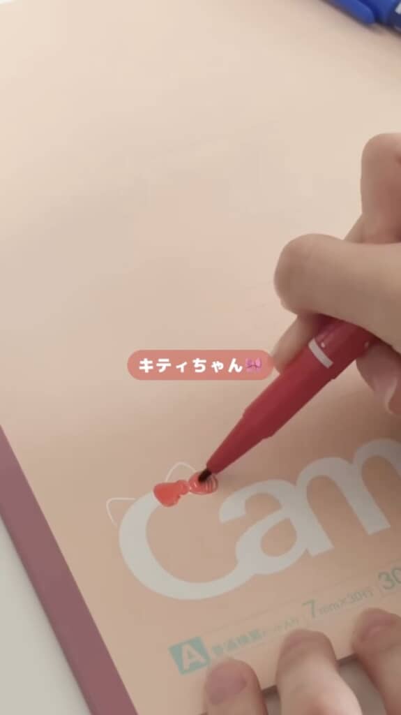 1文字目の「C」はサンリオの代表キャラクター・キティちゃんに。耳とリボンを描き足して……