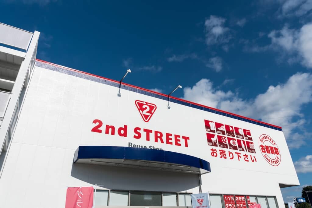 「セカンドストリート」で見つけた驚きの商品に驚がく（出典：PIXTA）