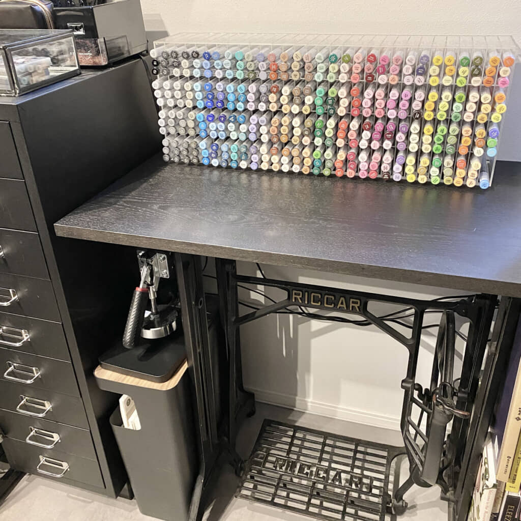 358もの色がそろう壮観な眺め。作業台代わりの足踏みミシン机もすてきです