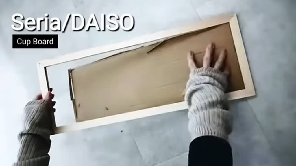 コルクボードの板の部分をカッターで切り込みを入れて抜く