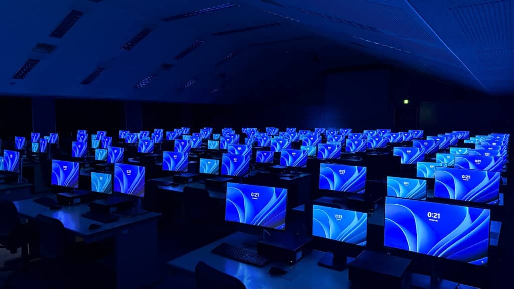 真っ暗な計算機室でPC数十台が一斉に起動して青い画面に！