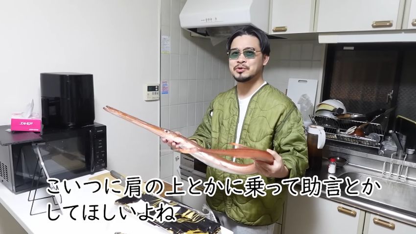 ヤガラを両手で持ち「肩の上に乗って助言とかしてほしい」と語る投稿者