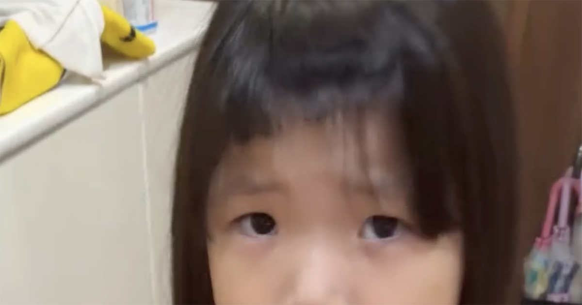 ママ「本当にどうすんのこれ」　4歳＆3歳姉妹が前髪をバッサリ切ってしまい……　鮮やかすぎる解決策に「17年前に知りたかった」（1/2） | 育児 ねとらぼ