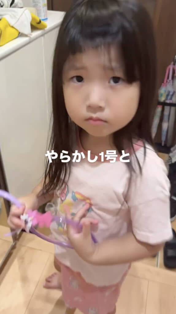 なんとも無惨な前髪に……