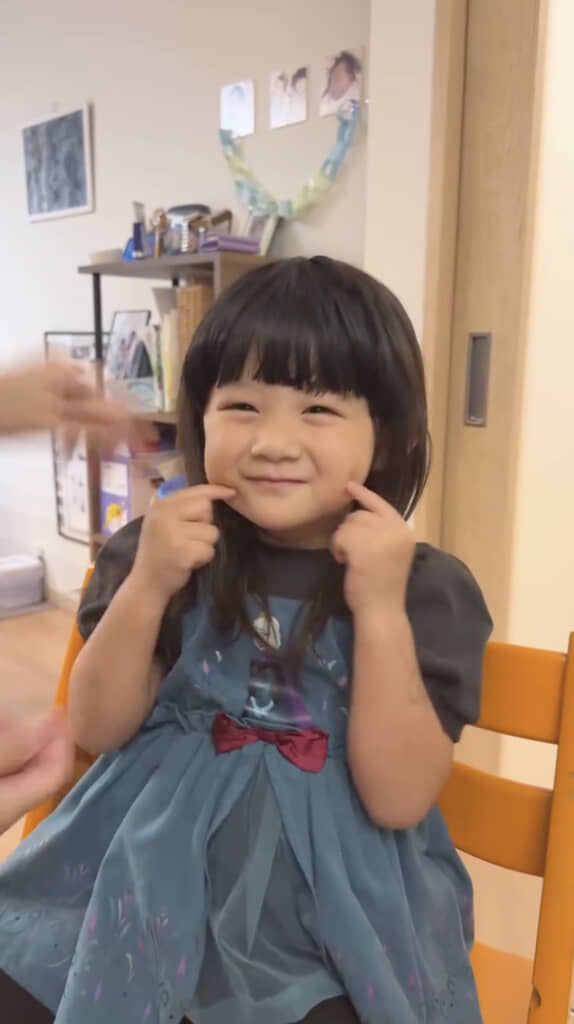 髪をまとめればなじみそう！