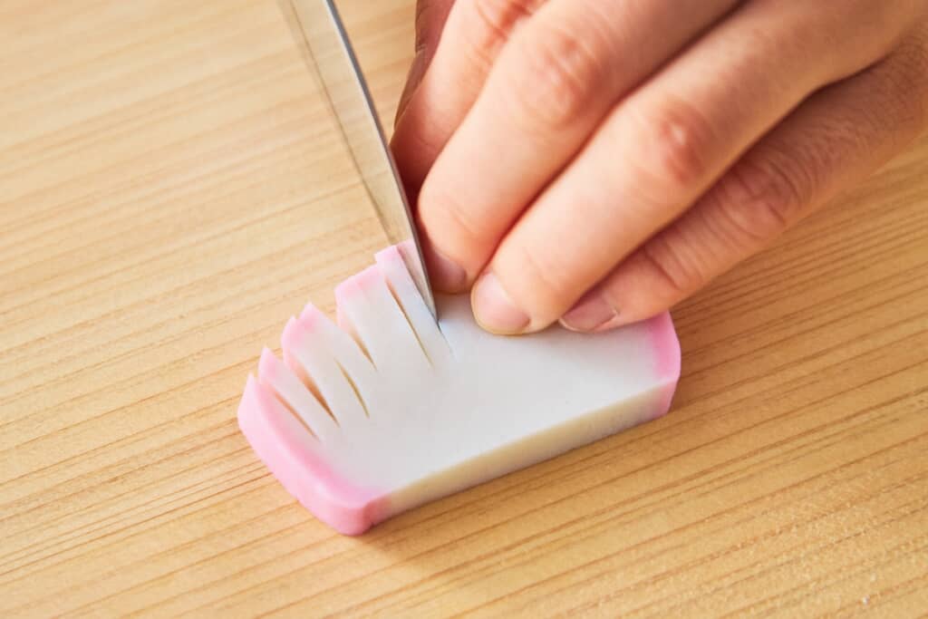 包丁で3ミリ幅に切る様子