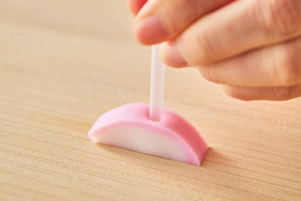 端材でピンクの目を作る