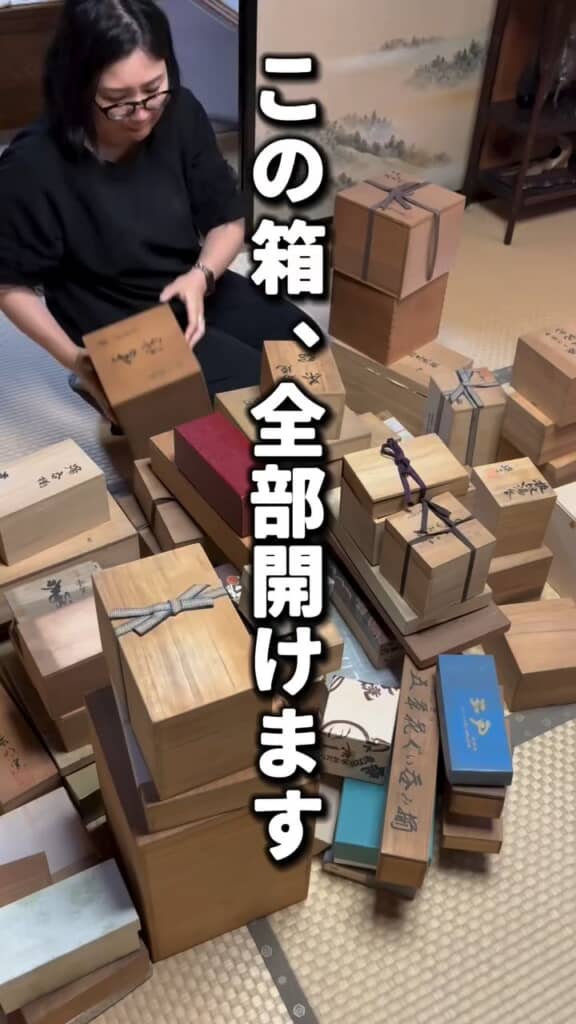 実家のありとあらゆる収納から出てきたという、謎の木箱。全部確認するには気が遠くなりそうな量だけど、何か良い物入ってないないかな……