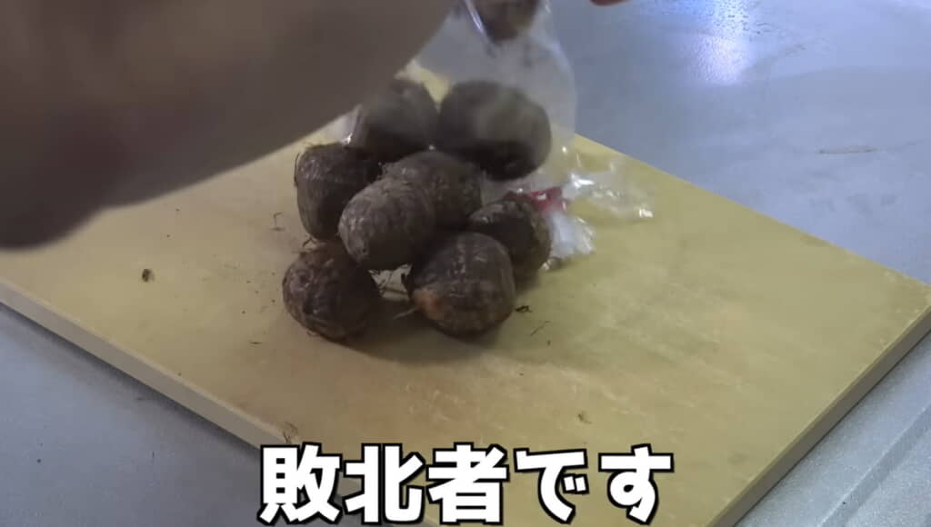 夫婦ケンカで敗北した筒井さん、里芋の煮物を作り始めます