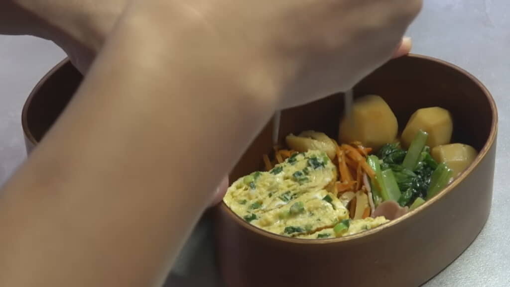 おかずとごはんを入れて