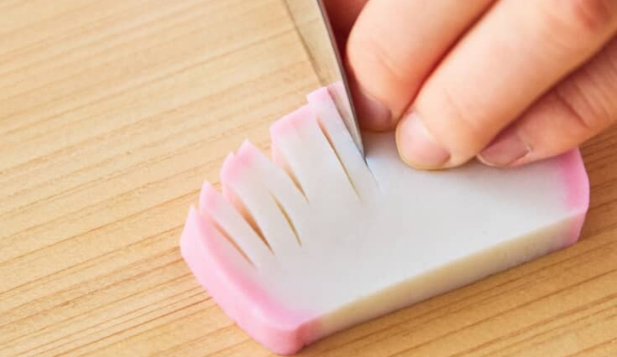 かまぼこに細かく切れ目を入れていくと……「すご…ッ!」 プロ考案のアイデアに「おせちはこれに」「お正月にやってみよう」(1/3) | グルメ ねとらぼ