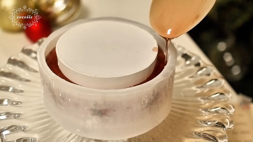 円柱パーツと型の間に赤いレジンを流し込む様子