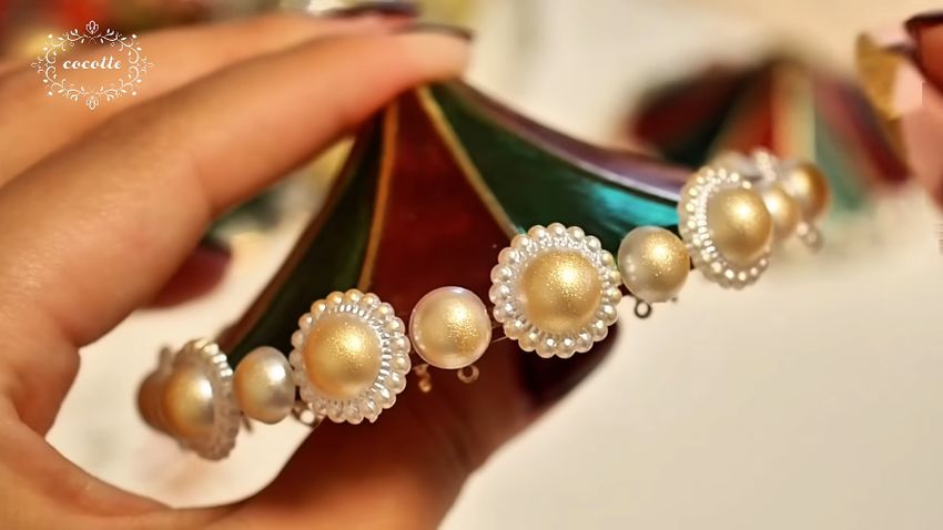 大小のパール素材を付けた屋根