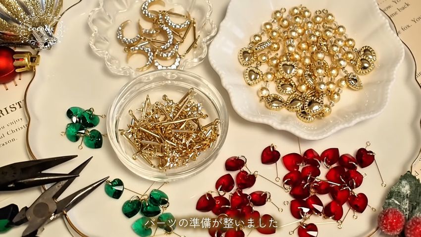 アンティーク風のハート形パーツや、緑・赤のハート形クリスタル