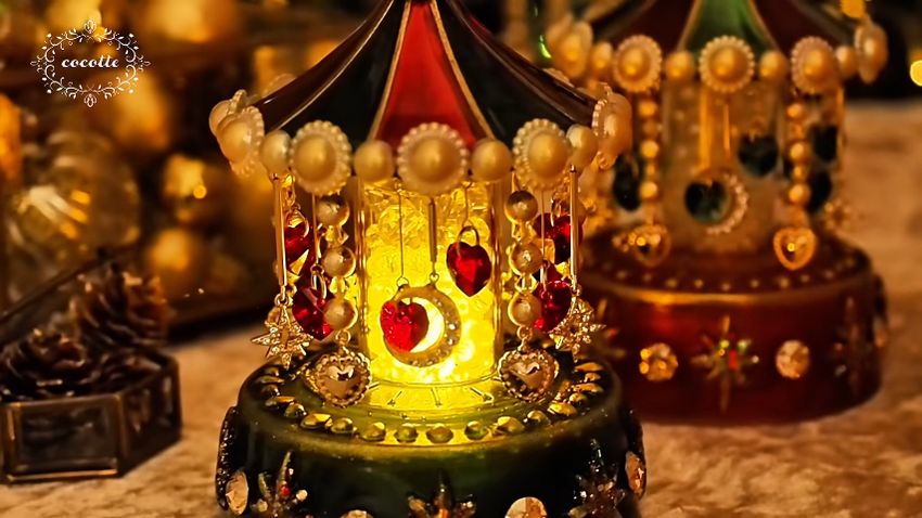 黄色い光を放つメリーゴーラウンド型の照明