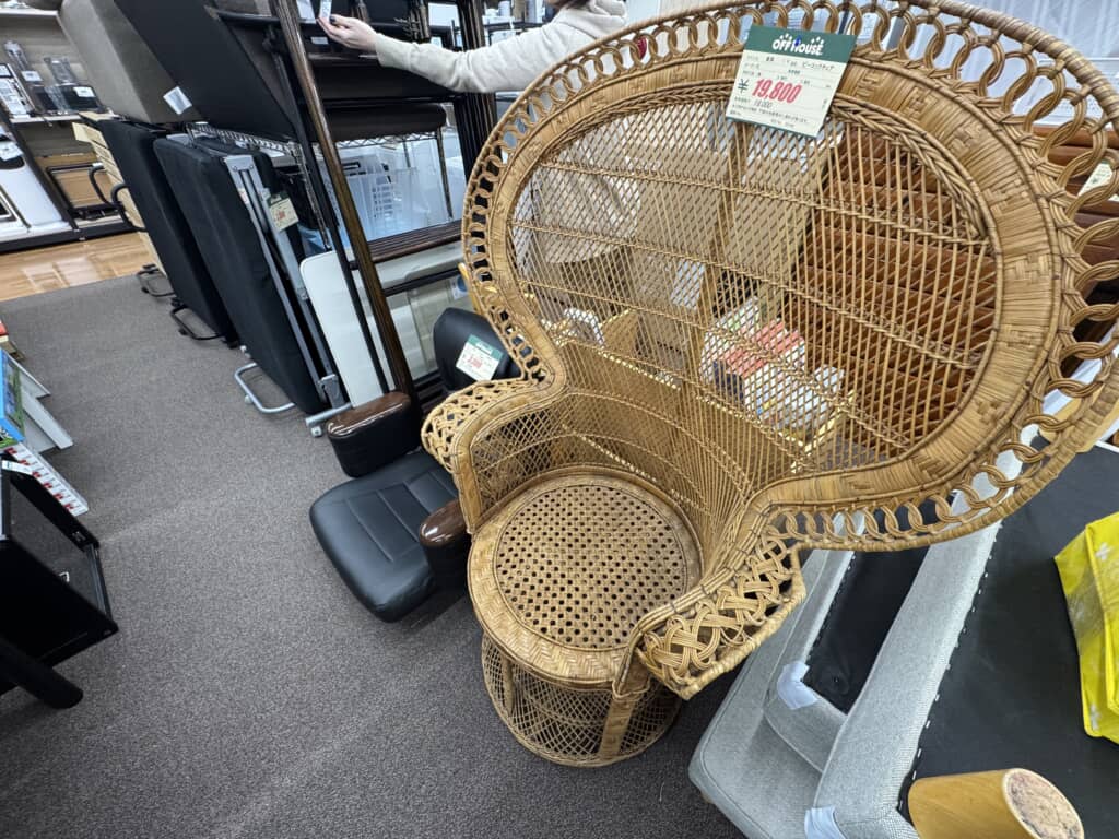 店頭に並ぶ大型のラタン製ハイバックチェア