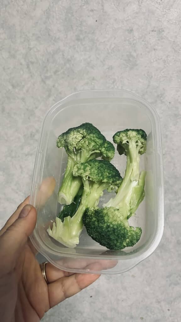 カリフラワーがタッパーに入っている