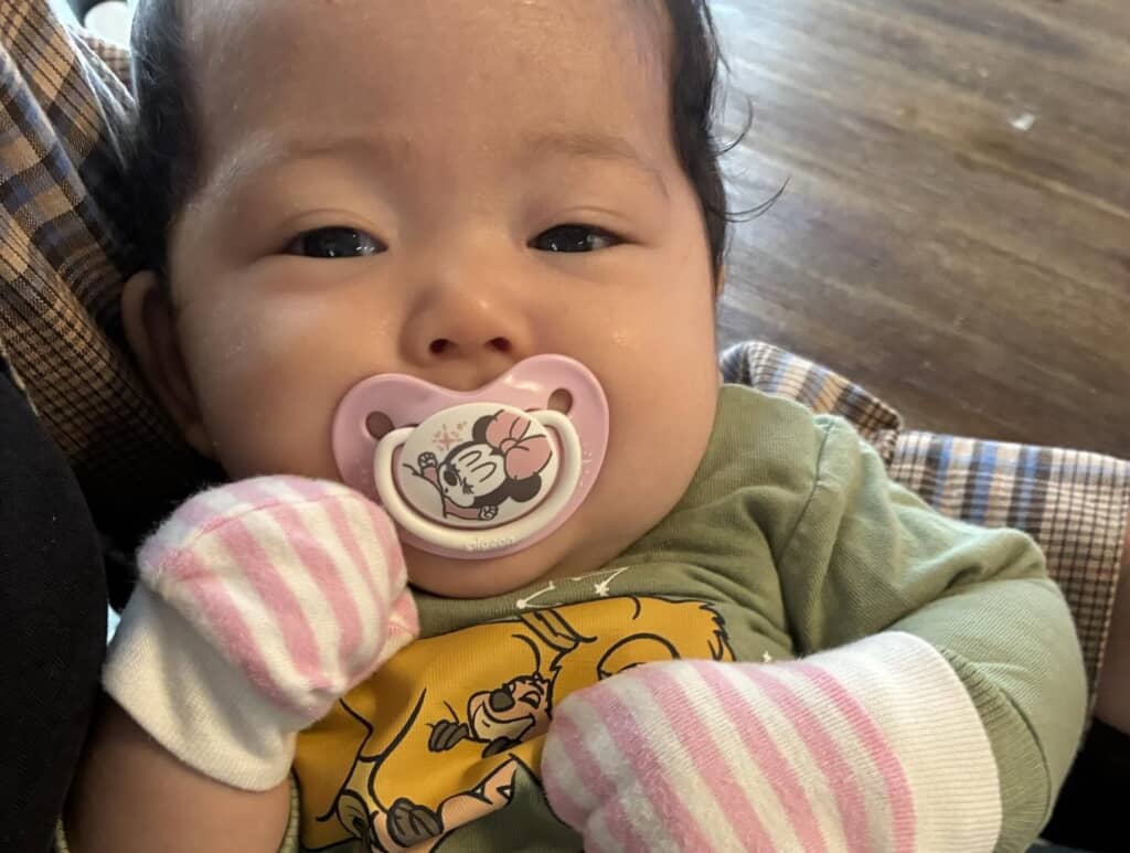 赤ちゃんに新しい服を着せたら……