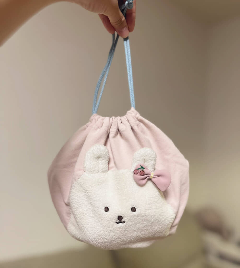 完成した巾着袋。おしりにいたうさぎさんが巾着の柄に！