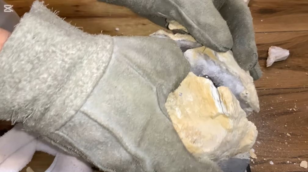 ついに割れると……？