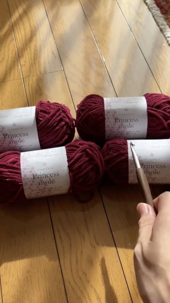 ラメが混ざっているのが特徴のセリアの毛糸「プリンセスモール」