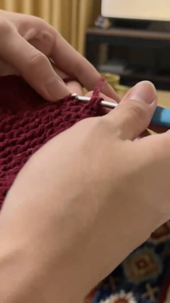 手際良くスイスイと編んでいきます