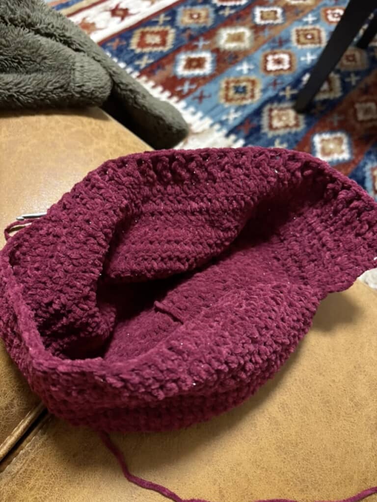 つばの部分まで編めました