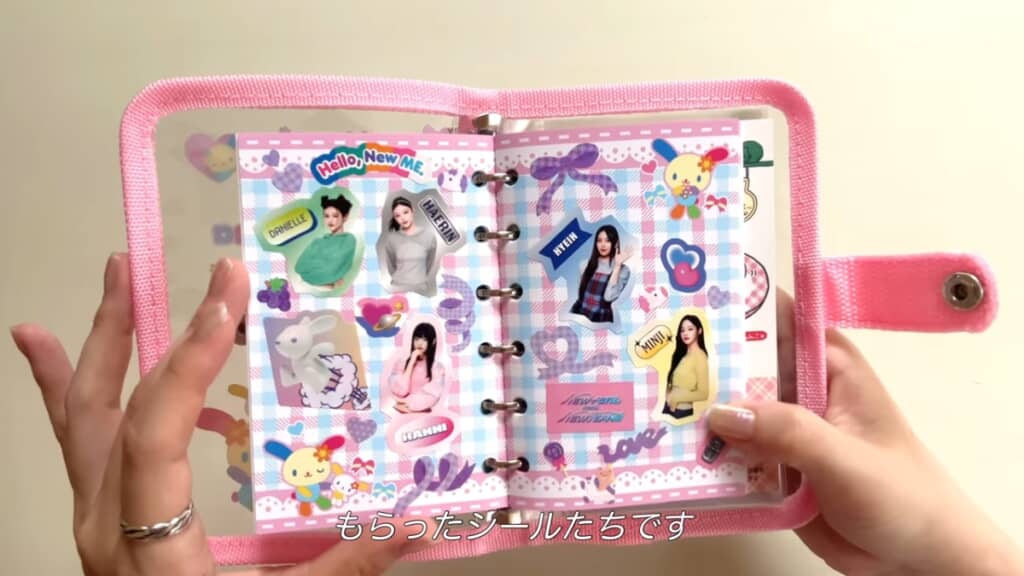 「ウサハナ」の台紙に貼ったNew Jeansのシール