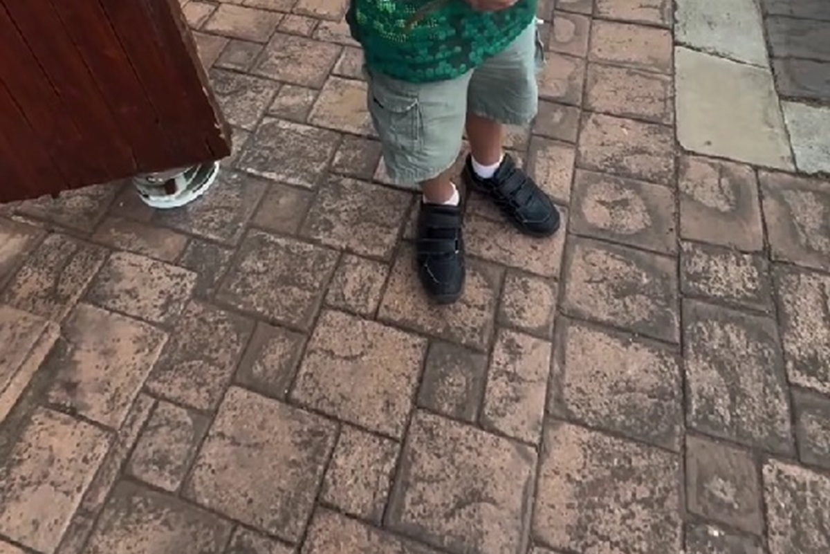 水筒を9本なくした息子→堪忍袋の緒が切れたママが渡したのは……　まさかの光景が8600万再生「これぞ育児」「天才だね」【海外】（1/3） | 教育・子育て ねとらぼ