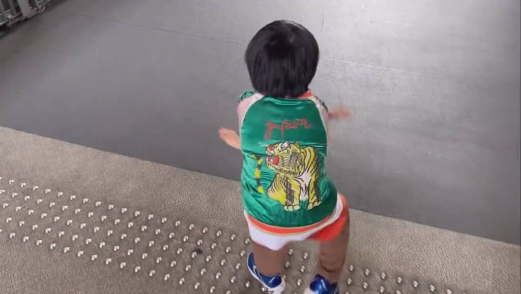 激しい舞を披露