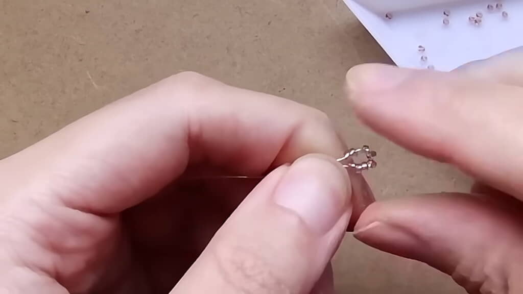 極小ビーズ8個分で輪を作る