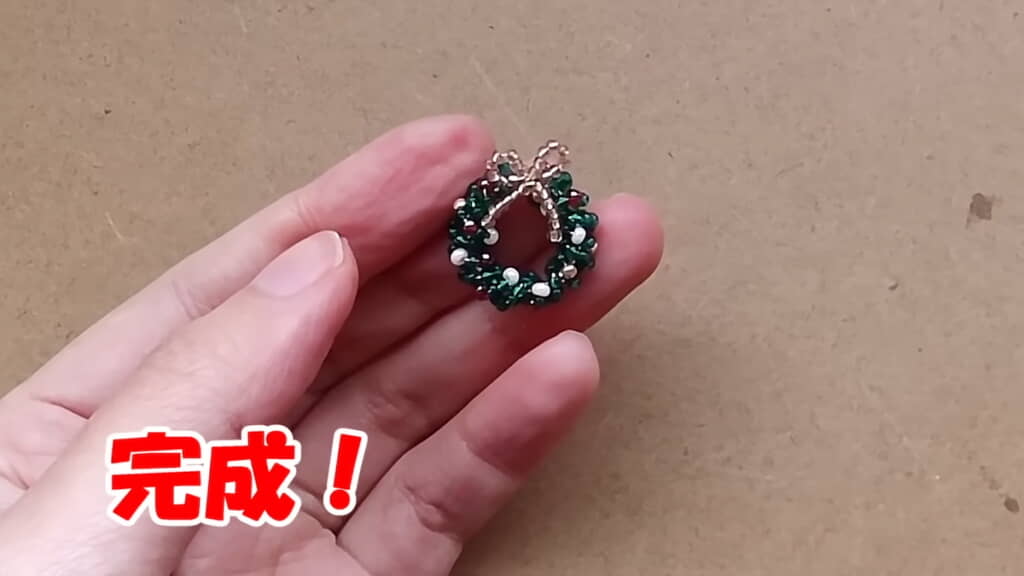 リボンをリースにセットして完成！